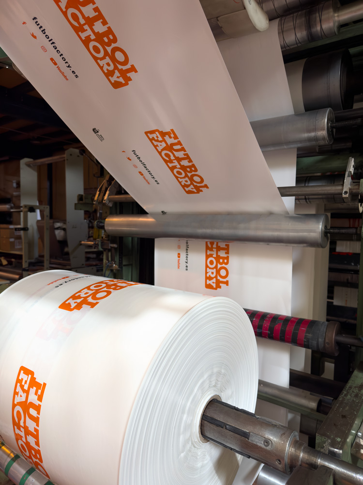Impresión personalizadas de bobinas de polietileno en fábrica - Plásticos Coimbra Móstoles