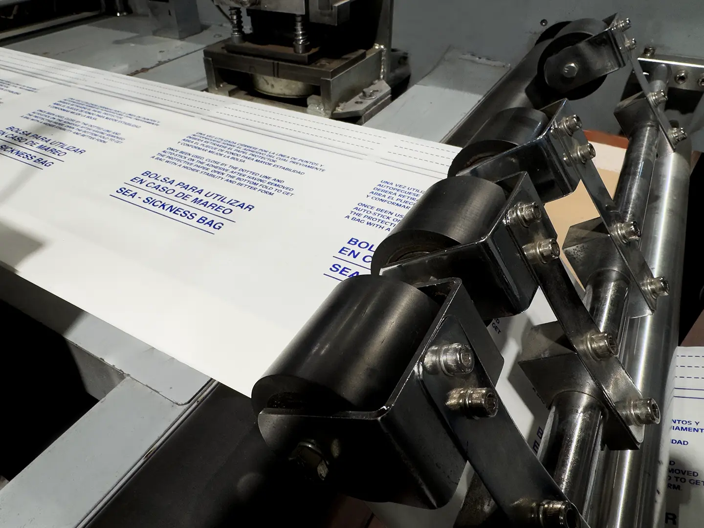 Proceso de fabricación y corte de bolsas de plásticos blancas personalizadas