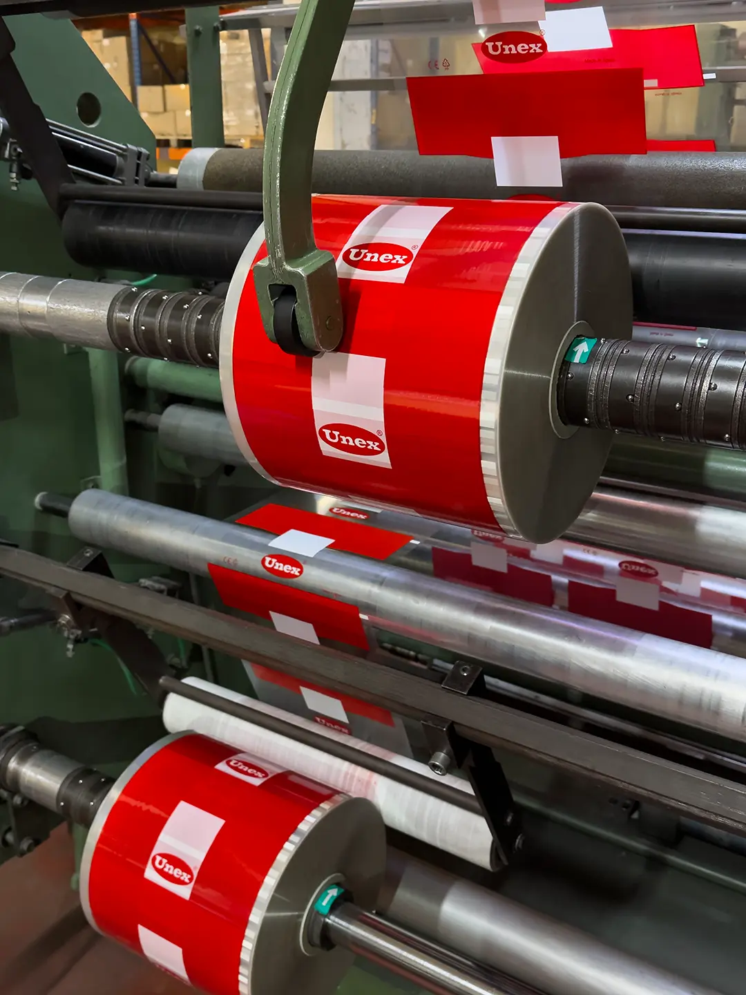 Bobinas de polipropileno impresas en color rojo para clientes por Plásticos Coimbra