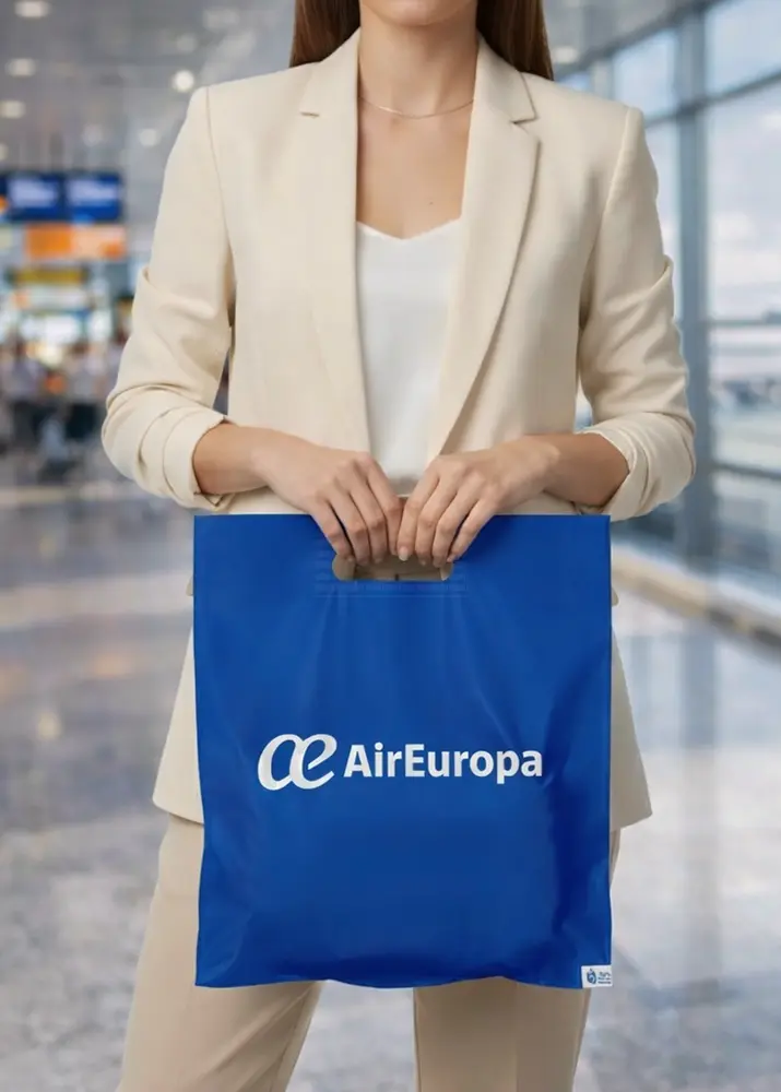 Bolsa de plástico con asa troquelada personalizada para Air Europa por Plásticos Coimbra