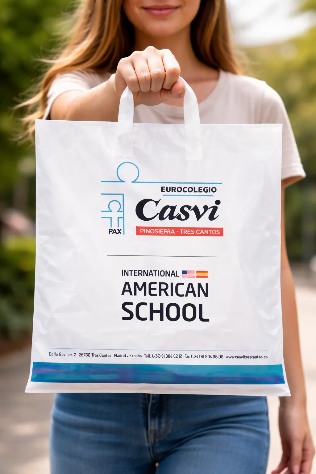 Bolsa de plástico con asa de lazo personalizada para colegios fabricadas por Plásticos Coimbra