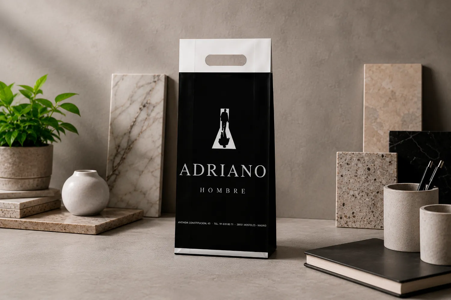 Bolsa troquelada de plástico negro para tiendas de moda y ropa - Plásticos Coimbra⁠